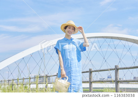 戴草帽的女人戶外肖像 116383038