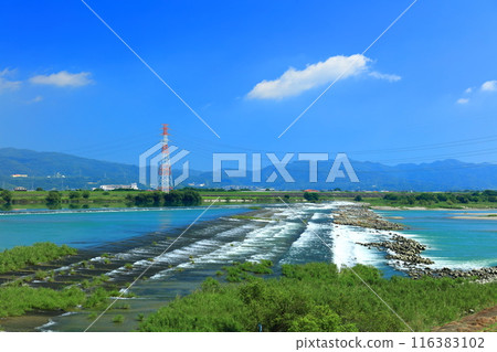 [Tokushima Prefecture] Clear skies at the 10th Weir (Yoshino River) 116383102