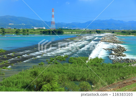 [Tokushima Prefecture] Clear skies at the 10th Weir (Yoshino River) 116383103