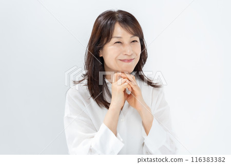 女性中間美女 116383382