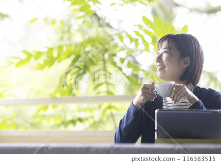 放鬆在咖啡館的婦女 116383515