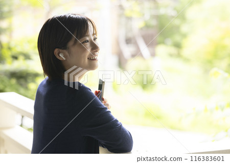 操作智能手機的婦女 116383601