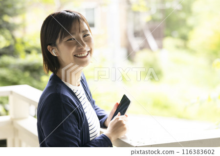操作智能手機的婦女 116383602