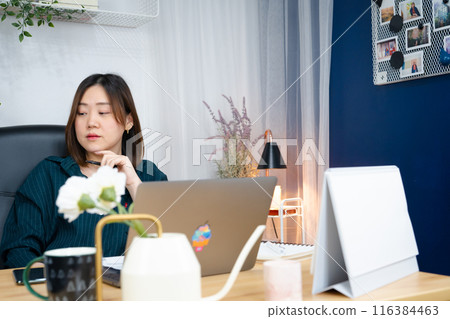 asian woman use laptop for working her business from home 116384463