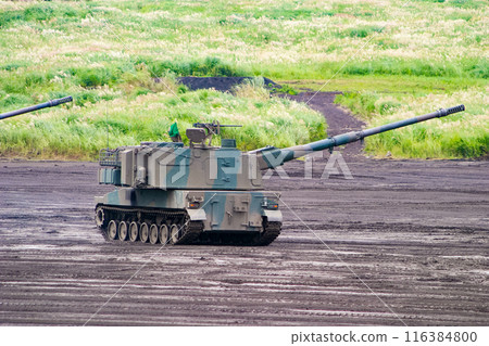 A self-propelled howitzer of the Japan Ground Self-Defense Force participating in a training demonstration 116384800