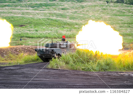 日本陸上自衛隊90式戰車在訓練展示中射擊 116384827
