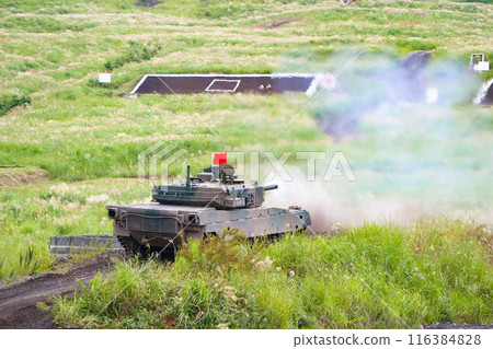 日本陸上自衛隊90式戰車在訓練展示中射擊 116384828