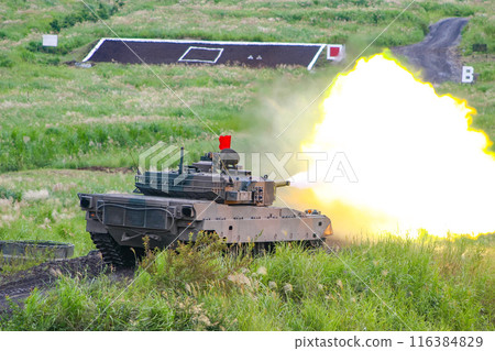 日本陸上自衛隊90式戰車在訓練展示中射擊 116384829