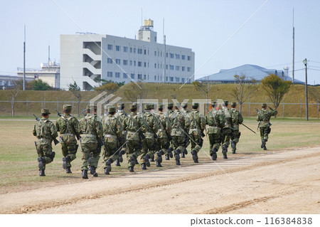 陸上自衛隊隊員行進 116384838
