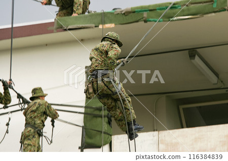 陸上自衛隊隊員在訓練表演中從繩索上下來 陸上自衛隊隊員在訓練表演中從繩索上下來 116384839