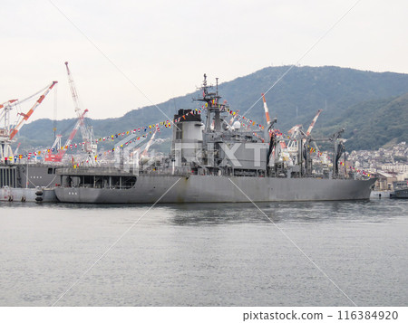 停泊在基地的海上自衛隊補給船 停泊在基地的海上自衛隊補給船 116384920