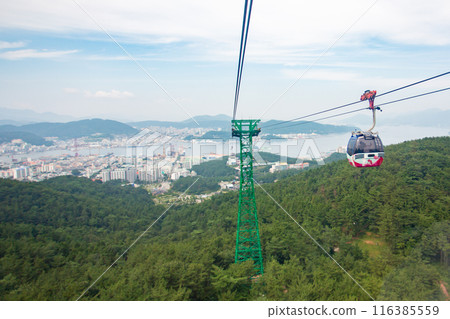 A cable car heading to Mireuksan Mountain, a major tourist attraction in Tongyeong, a port city in southern South Korea. 116385559