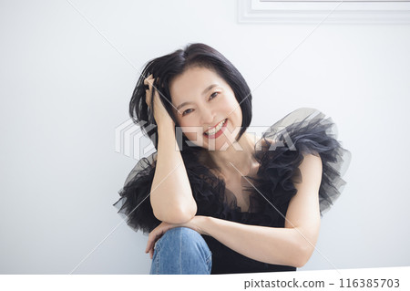 中間女性美圖像 116385703
