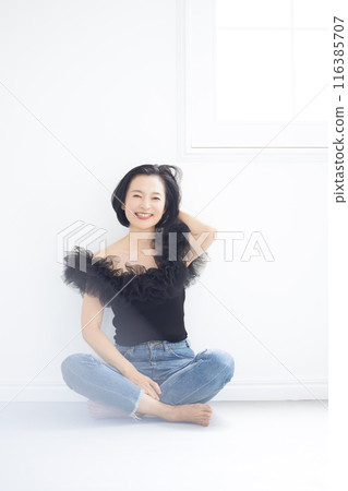 Middle female beauty image 116385707