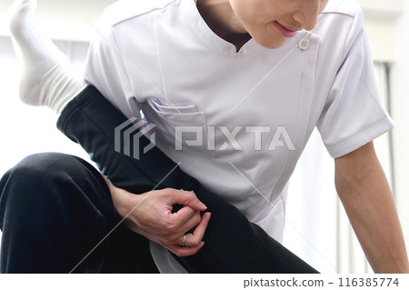 A man giving a massage to a female patient 116385774