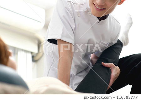 A man giving a massage to a female patient 116385777