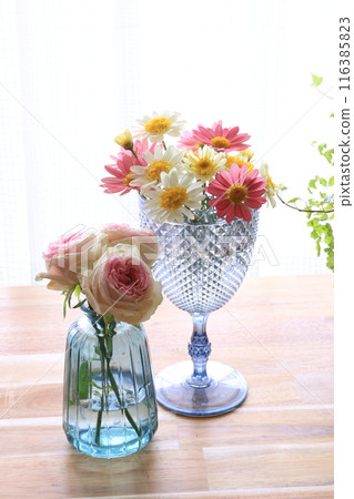 窗邊的花瓶和鮮花 116385823