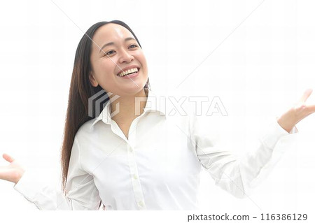 A woman guiding with a smile 116386129
