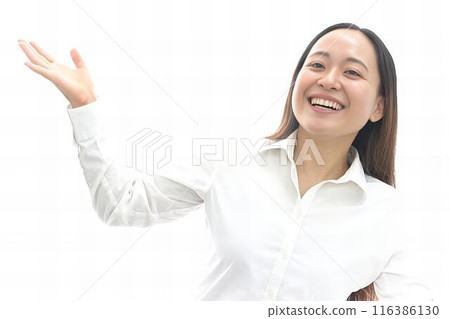 A woman guiding with a smile 116386130