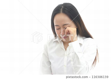 Japanese woman rubbing her eyes 116386139