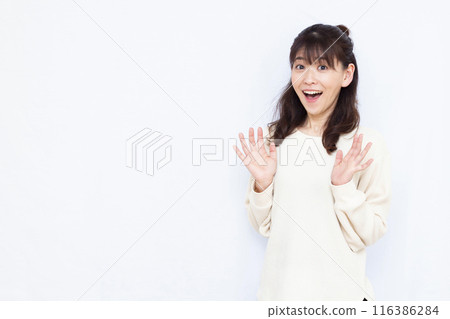 一個帶著微笑的驚訝的女人 一個帶著微笑的驚訝的女人 116386284