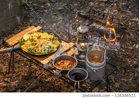 露營地的戶外義大利麵晚餐 116386521