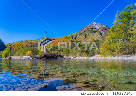 [上高地素材]秋天的上高地/燒岳[長野縣] 116387143