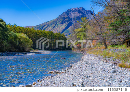 [上高地素材]秋天的上高地/燒岳[長野縣] 116387146