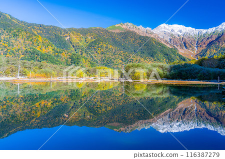 [Autumn material] Scenery around Kamikochi and Taisho Pond in autumn [Nagano Prefecture] 116387279
