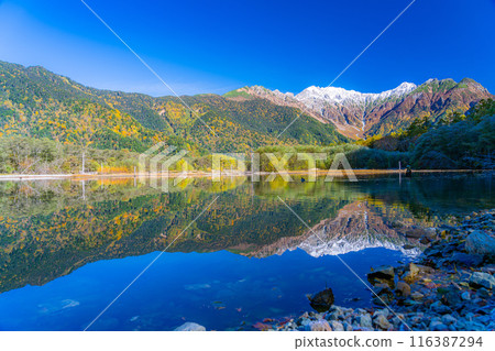 [Autumn material] Scenery around Kamikochi and Taisho Pond in autumn [Nagano Prefecture] 116387294