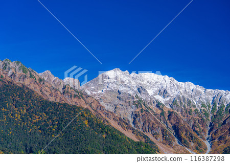 [Autumn material] Scenery around Kamikochi and Taisho Pond in autumn [Nagano Prefecture] 116387298