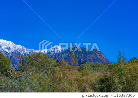 [Autumn material] Scenery around Kamikochi and Taisho Pond in autumn [Nagano Prefecture] 116387300