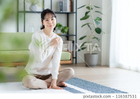 Young woman relaxing in the living room 116387531