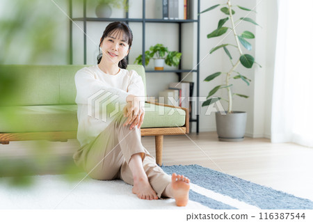年輕女子在客廳放鬆 年輕女子在客廳放鬆 116387544