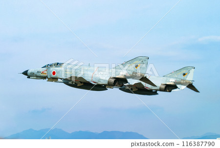 航空自衛戰戰鬥機F-4EJ Kai進行飛行展示 116387790