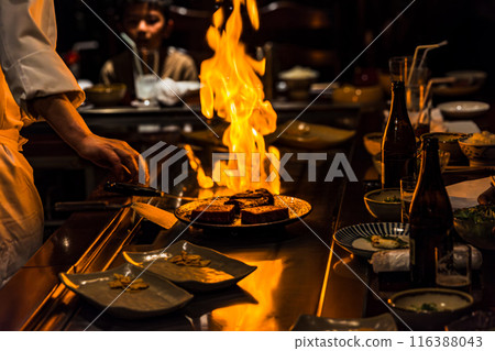 在鐵板上烹飪牛排 116388043