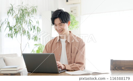 在家使用筆記型電腦的男人 116388179