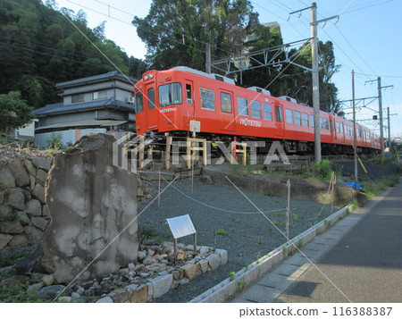 伊予鐵700系列和種田山頭香的俳句紀念碑 116388387
