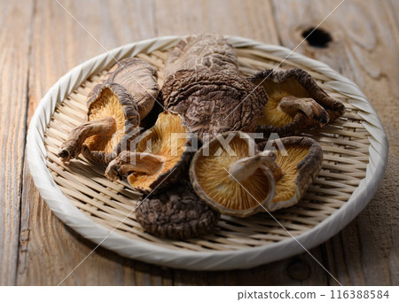 Dried Shiitake mushrooms from Oita Prefecture (dried shiitake mushrooms) 116388584