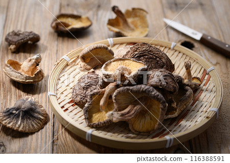 Dried Shiitake mushrooms from Oita Prefecture (dried shiitake mushrooms) 116388591