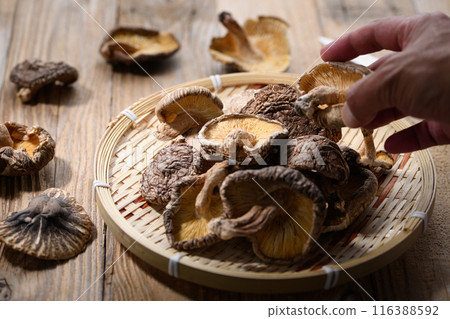 Dried Shiitake mushrooms from Oita Prefecture (dried shiitake mushrooms) 116388592