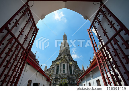 Wat Arun is an important tourist attraction and is also a symbol of Bangkok that tourists from all over the world know. and want to come visit. 116391419