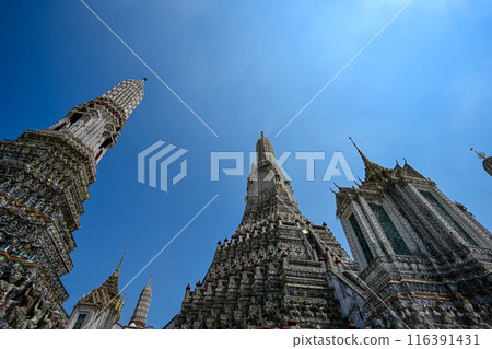 Wat Arun is an important tourist attraction and is also a symbol of Bangkok that tourists from all over the world know. and want to come visit. 116391431