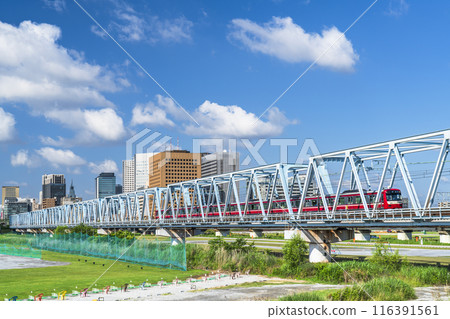穿越多摩川的京急線列車和川崎站前的建築物[神奈川縣川崎市] 116391561