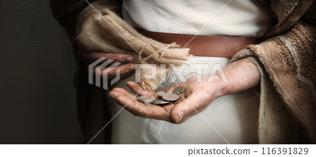 A handful of silver coins in the hands of an old man 116391829