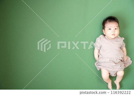 嬰兒躺在綠幕背景上 116392222
