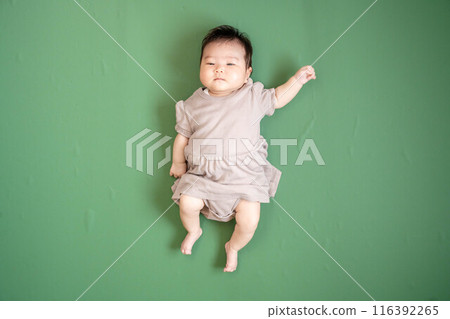 Baby lying down on green screen background Baby lying down on green screen background 116392265
