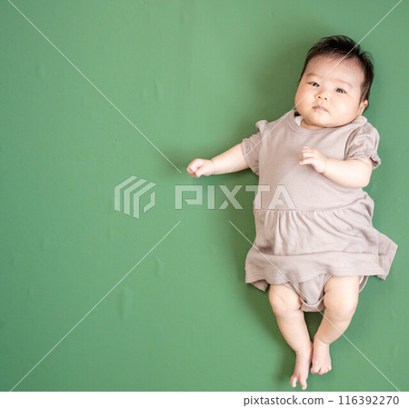 嬰兒躺在綠幕背景上 116392270