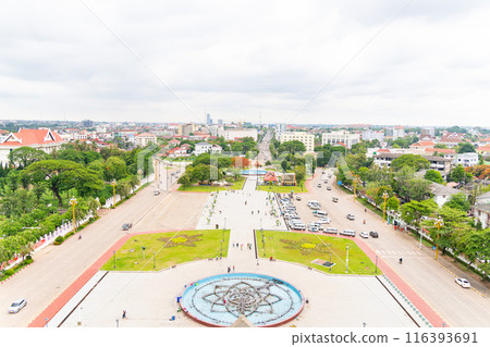 從寮國首都萬象的東南亞凱旋門「Patuxai」俯瞰城市全景 116393691