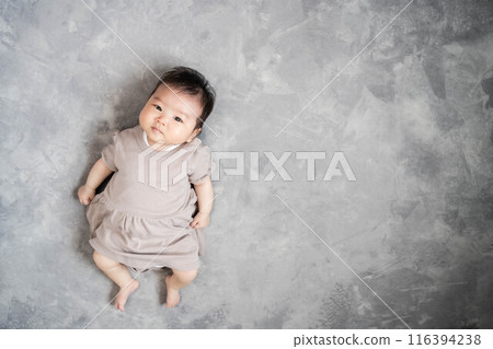 灰色背景的嬰兒睡在地板上 116394238